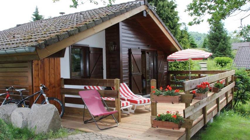 Maison de vacances pour 4 personnes, avec terrasse ainsi que piscine et jardin, animaux acceptés à Le Thillot