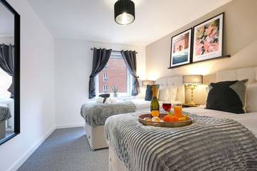 Apartment for 6 People in Northampton, Northamptonshire, Photo 3