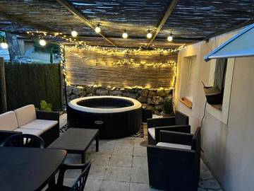 Gîte pour 3 personnes, avec jacuzzi ainsi que terrasse et jardin à La Verdière