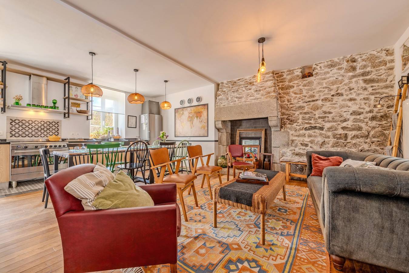 Holiday Home 'Maison 8 Pers Plein Centre Ville' with Private Terrace, Garden & Wi-Fi in Lesneven, Brest region