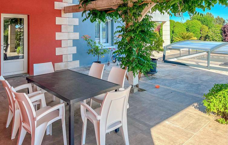 Location de vacances pour 11 personnes, avec jardin ainsi que terrasse et piscine, animaux acceptés à Saint-Jean-d'Eyraud - 3