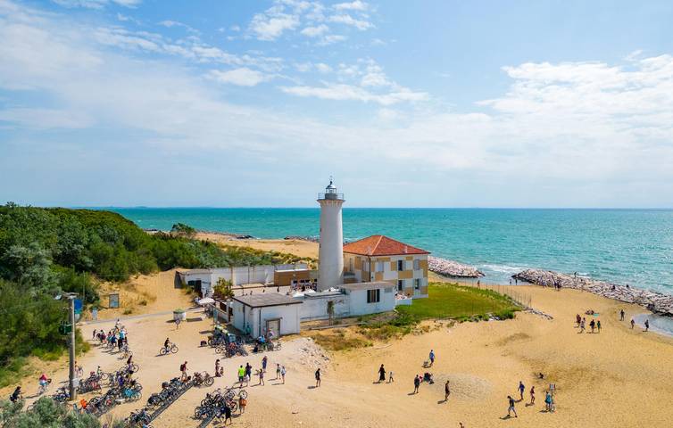 Appartamento intero, Rifugio sulla spiaggia con piscina, terrazza e aria condizionata - 600 m dalla spiaggia in Bibione, San Michele al Tagliamento