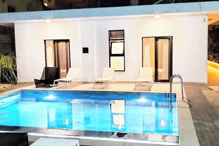 Villa för 5 Personer, med bubbelpool samt balkong och trädgård, med husdjur i Chania