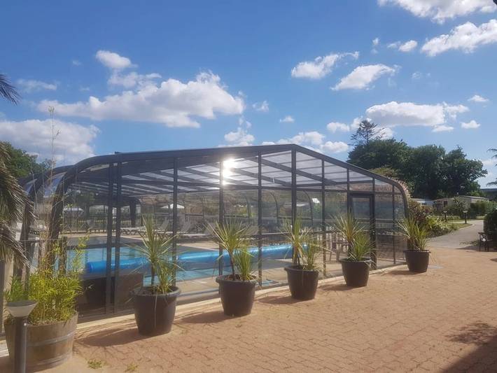 Mobil home pour 4 personnes, avec bassin pour enfant à Baye