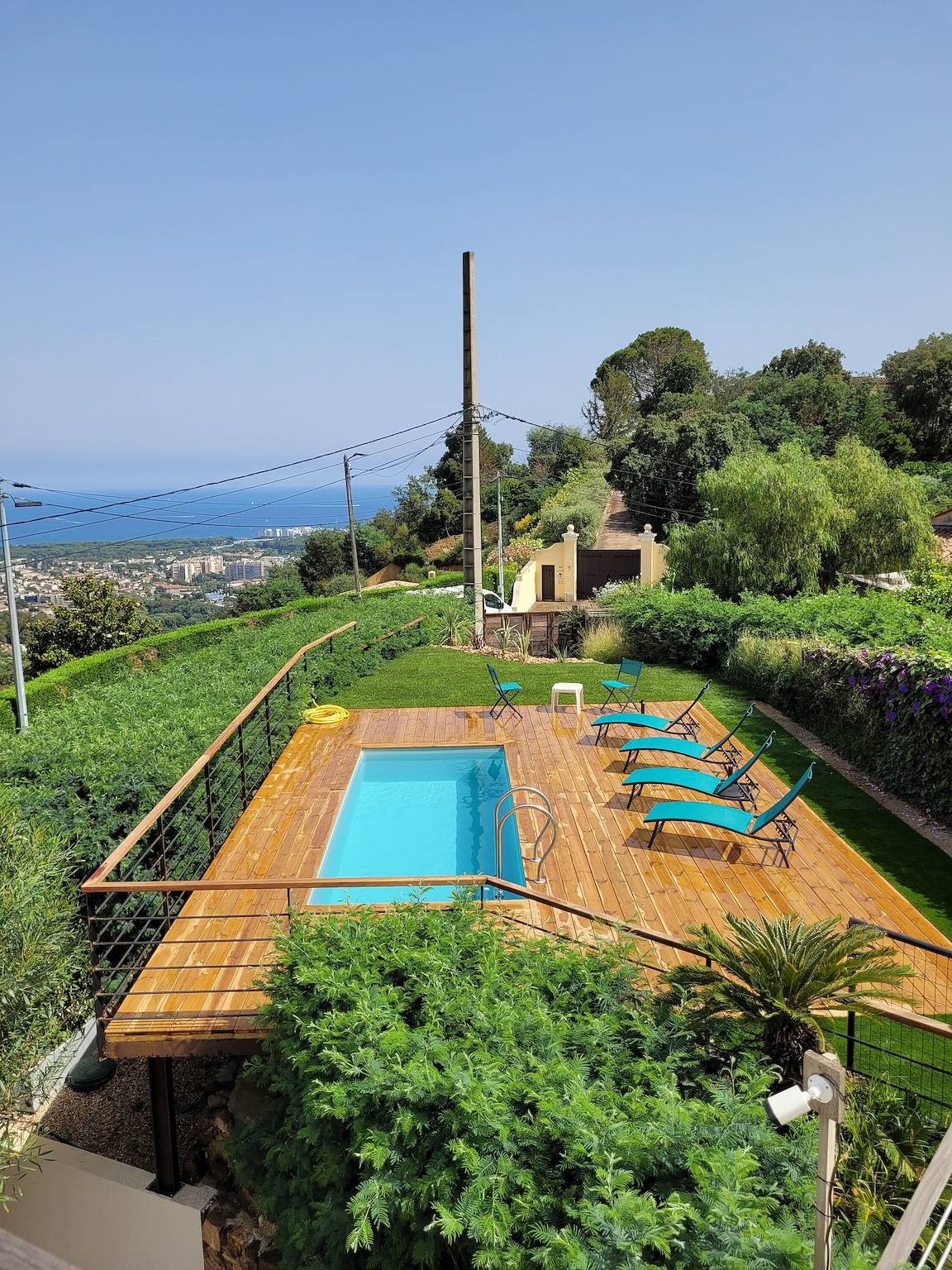 Contemporary villa with panoramic views over the bay of Cannes and private swimming pool. in Mandelieu-la-Napoule, Massif de l'Esterel