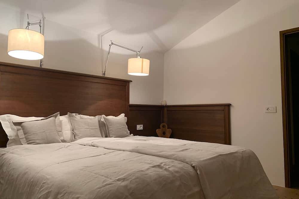 Chalet Ly's Nest - Haus am Berg mit Naturschwimmteich und gut eingezäuntem Gelände von 4500 qm. in Aldein, Südtirol