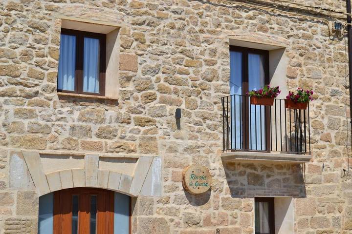 Location de vacances pour 8 personnes, avec vue ainsi que balcon et jardin à Bierge - 2