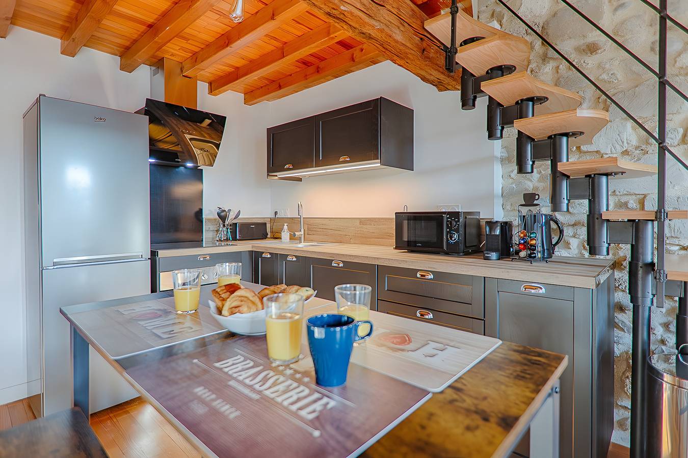 Apartamento entero, Apartamento 'L'escarpin - Billar - Histórico' con Wi-Fi y Aire Acondicionado in Romans-sur-Isère, Región de Valence