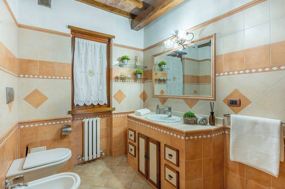 Bergchalet, 3 Schlafzimmer, 2 Badezimmer, privater Pool, fantastische Aussicht. in Villa Collemandina, Garfagnana