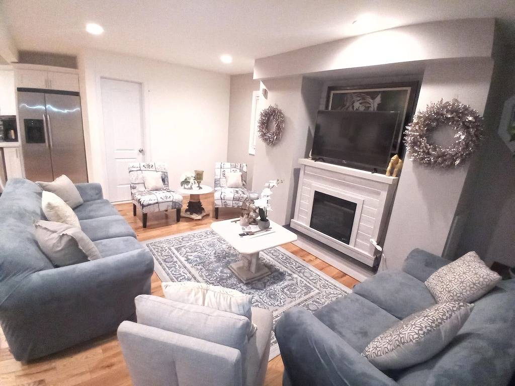 Spacious Family Retreat with Heated Pool, Hot Tub, Sauna, basketball & Golf. in Mastic, North Fork