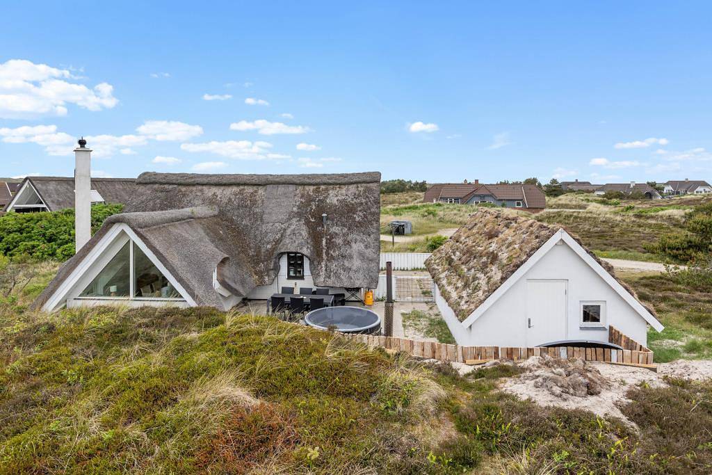 Charming thatched cottage with outdoor hot tub – 2 dogs welcome in Hvide Sande, Holmsland Klit