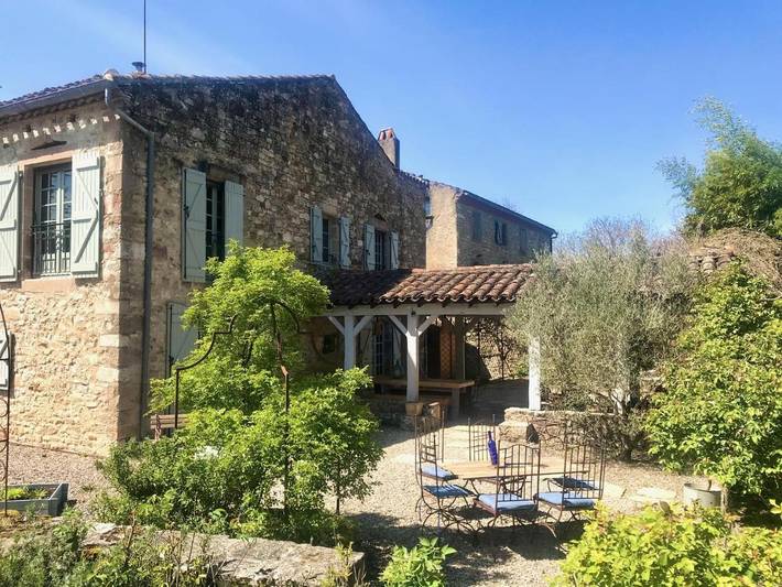 Location de vacances pour 6 personnes, avec Terrasse et Jardin ainsi que Piscine et Vue à Vindrac-Alayrac