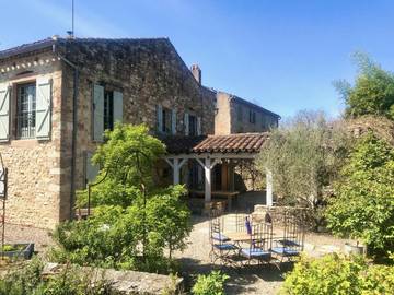 Cottage pour 6 personnes, avec jardin ainsi que vue et piscine, adapté aux familles à Vindrac-Alayrac
