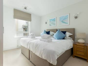 Log Cabin for 4 People in Poole, Poole Harbour, Photo 4