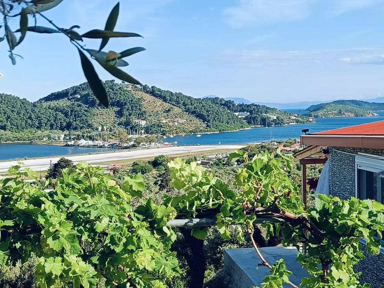Appartement entier, Berge und die ikonische Landebahn des Flughafens Skiathos in Sporades