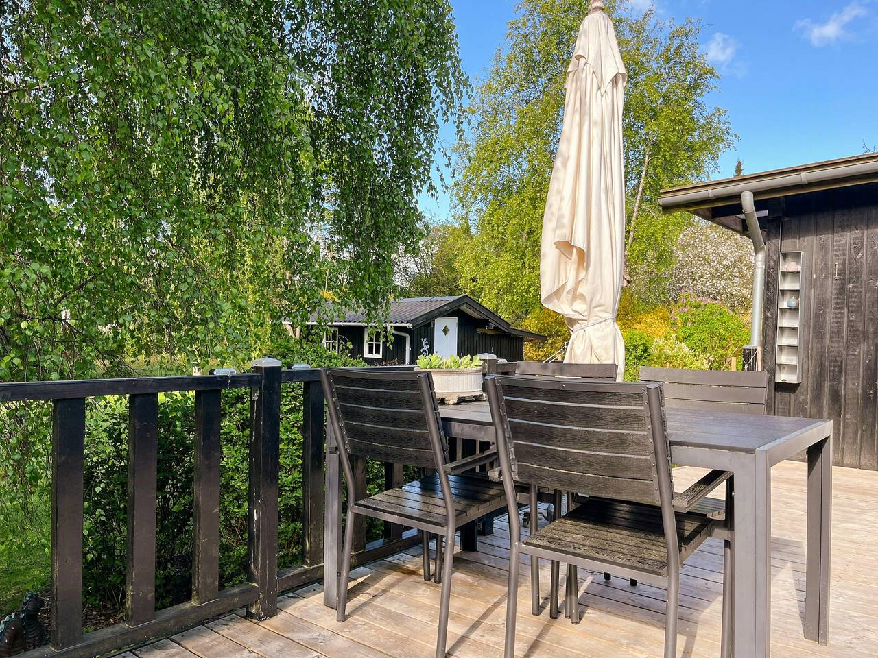 Idyllisk sommerhus med hage og vinterhage nær kysten in Gilleleje, Kattegatkysten