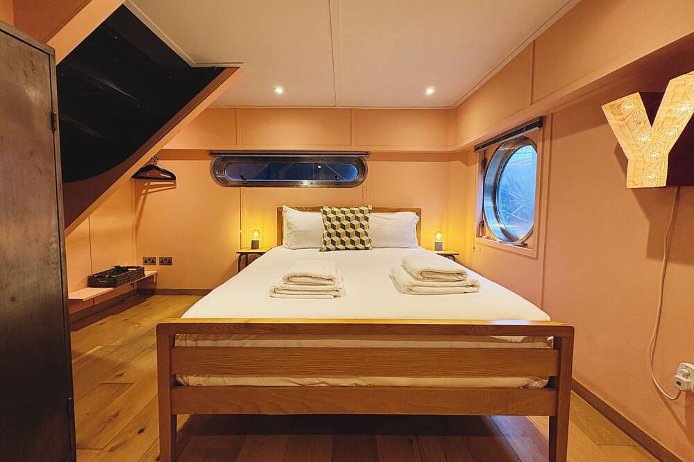Beautiful London Kew houseboat in a great location with stunning Thames views in Hounslow, London
