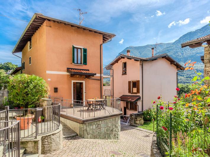 Ferienhaus für 6 Personen, mit Balkon und Terrasse sowie Garten und Seeblick am Luganersee