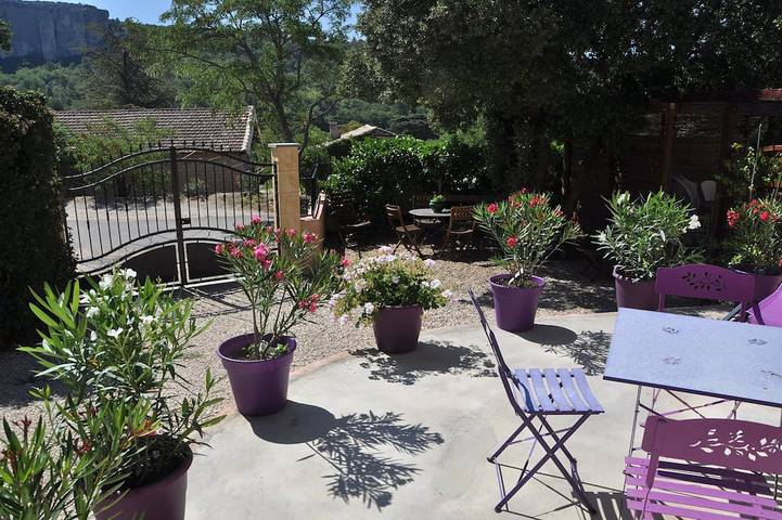 Location de vacances pour 3 personnes, avec Terrasse et Jardin à Lioux