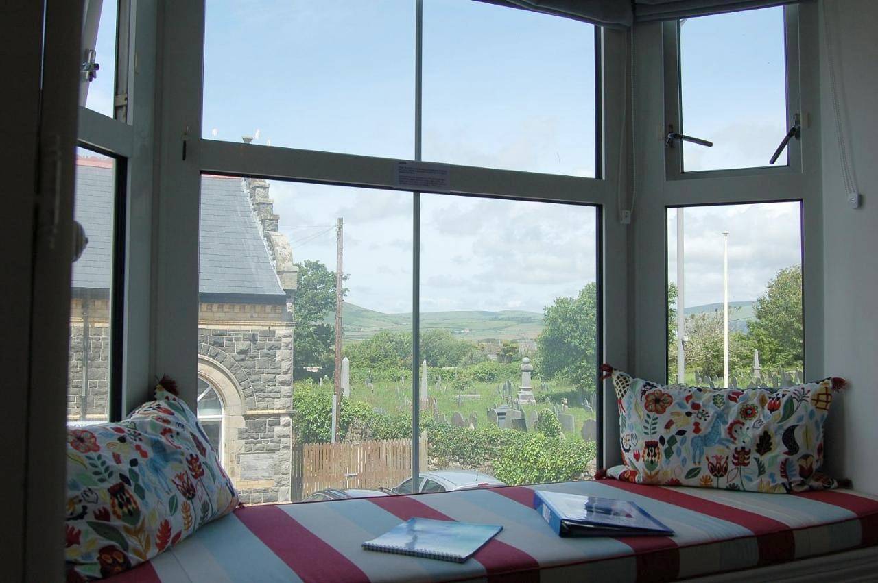 Small Double Room with Private Bathrooom in Tywyn, Snowdonia