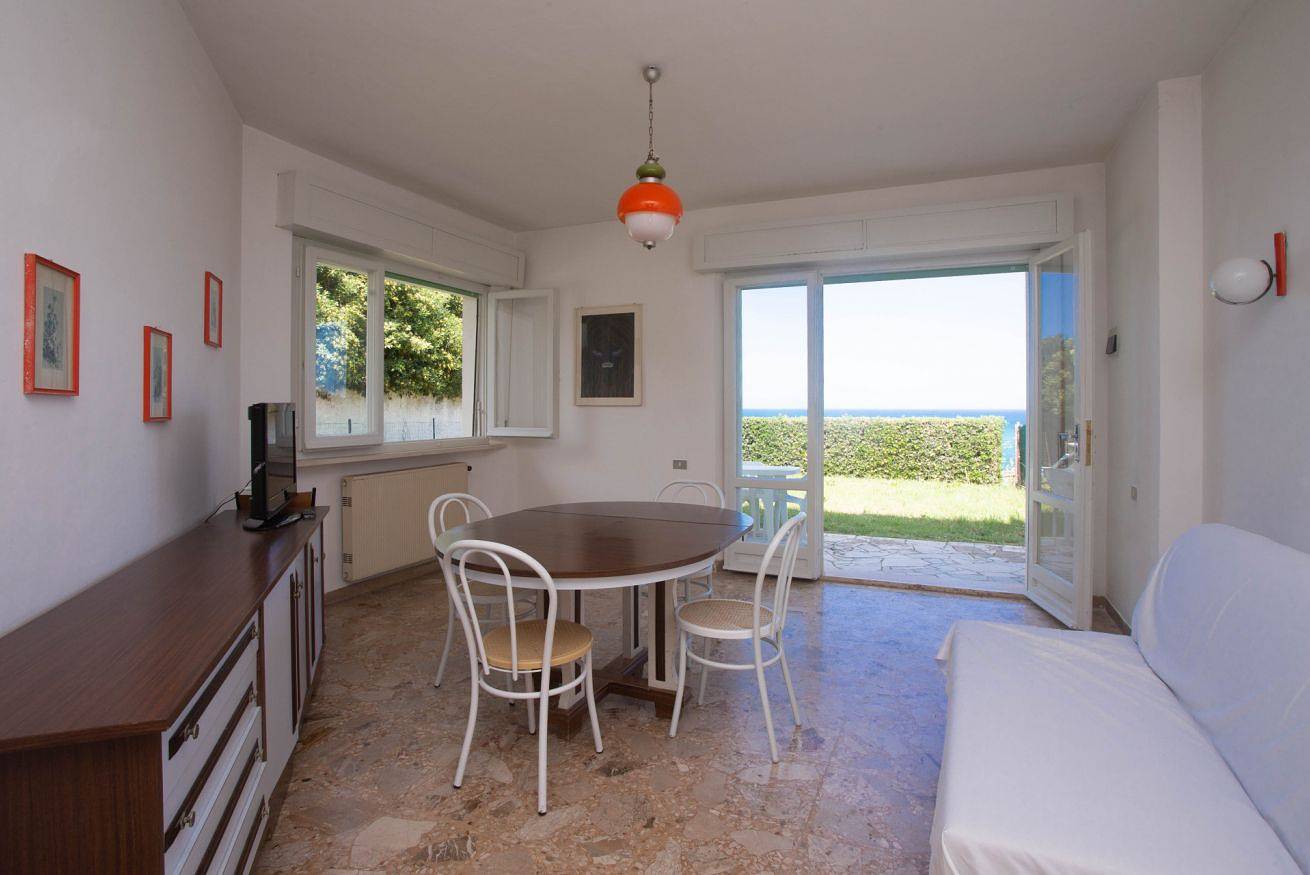 Entire apartment, N129 - Numana, three-room apartment with garden 200m from the beach in Numana, Riviera del Conero