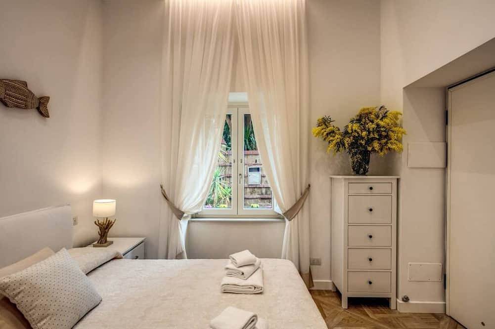 Sorrento Square Suites is an elegant guesthouse recently renovated, located in the center of Sorrento, right next to the renowned Piazza Tasso. Here you will find stylishly furnished rooms equipped with every comfort to ensure a unique stay full of relax in Spiaggia pubblica di Sorrento, Sorrento