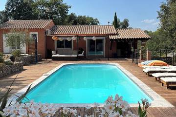 Location de vacances pour 13 personnes, avec jardin et jacuzzi, animaux acceptés à Flassans-sur-Issole