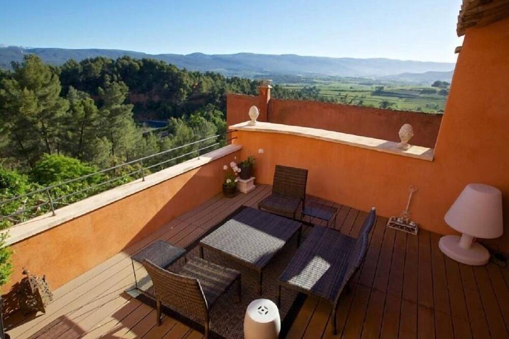 Heart Of Village 200 years home, fantastic view, resident parking , Conciergerie in Roussillon, Parc naturel régional du Luberon