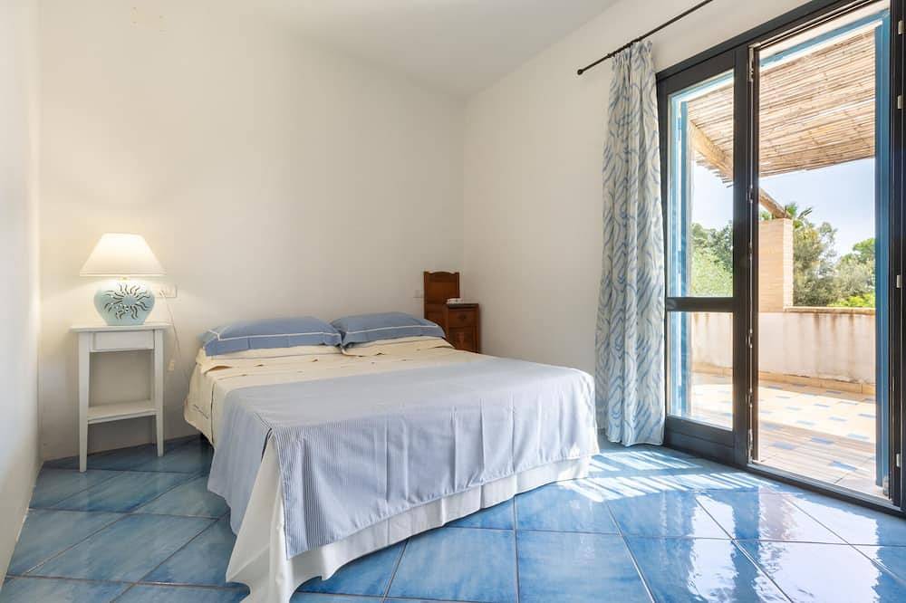 Mediterranean dream a few km from Pula, villa 200 m from the sea in Porto Columbu, Sarroch