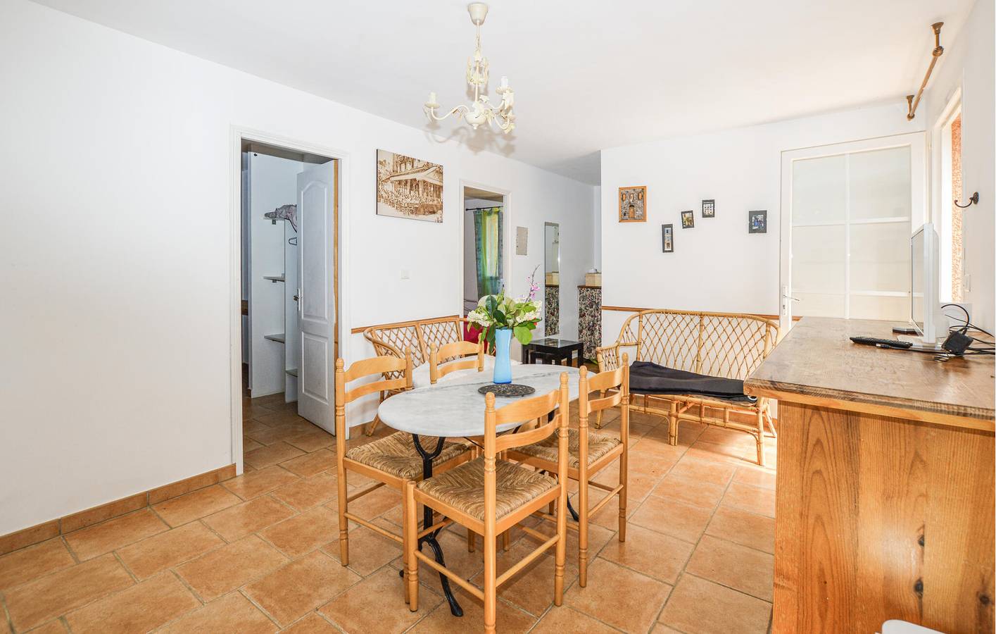 Appartement de vacances entier, Appartement confortable avec WiFi et parking, près du centre-ville in Afa, Région d'Ajaccio