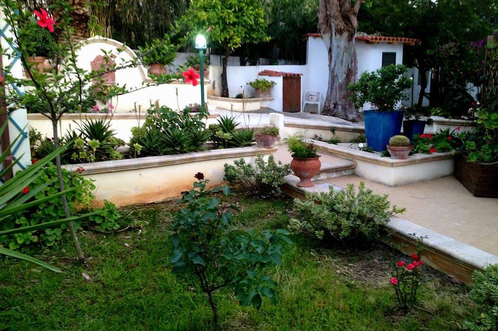Ganze Wohnung, Parghelia: Haus mit Garten. in Parghelia, Vibo Valentia Provinz