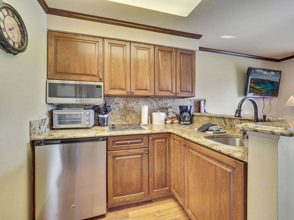 Ganze Wohnung, Waterfront Views | Downtown Charlevoix | Pool, Hot Tub, Sauna | Sleeps 4 in Charlevoix, Charlevoix County