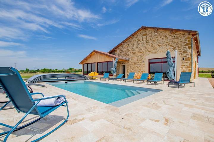 Gîte pour 14 personnes, avec Terrasse et Jacuzzi ainsi que Jardin et Piscine