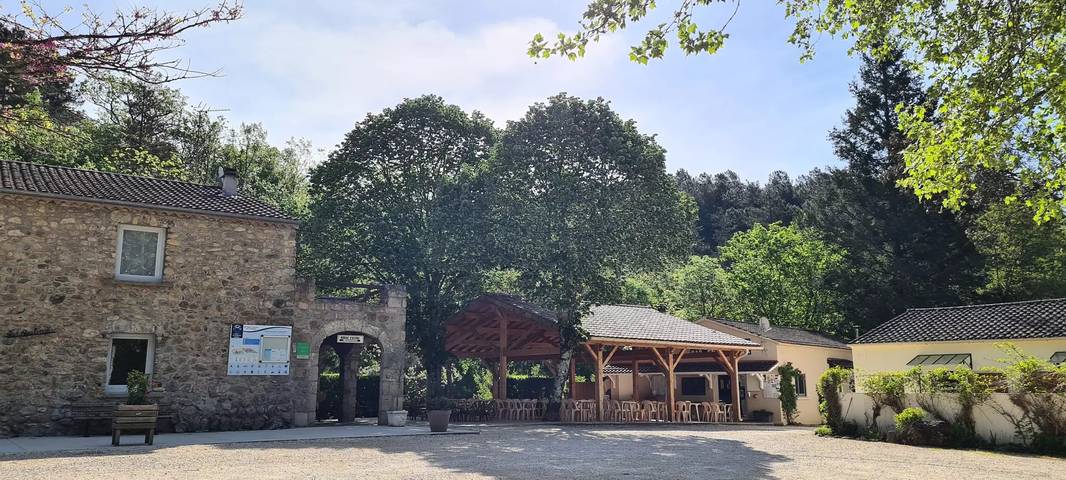 Camping für 4 Personen, mit Pool und Terrasse in Rhone-Alpes - 2