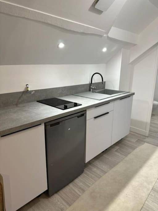 Appartement entier, One-Bedroom Apartment in Lillebonne, Région du Havre