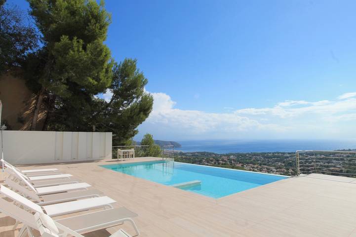 Chalet para 10 personas, con jardín además de terraza y jacuzzi en Marina Alta