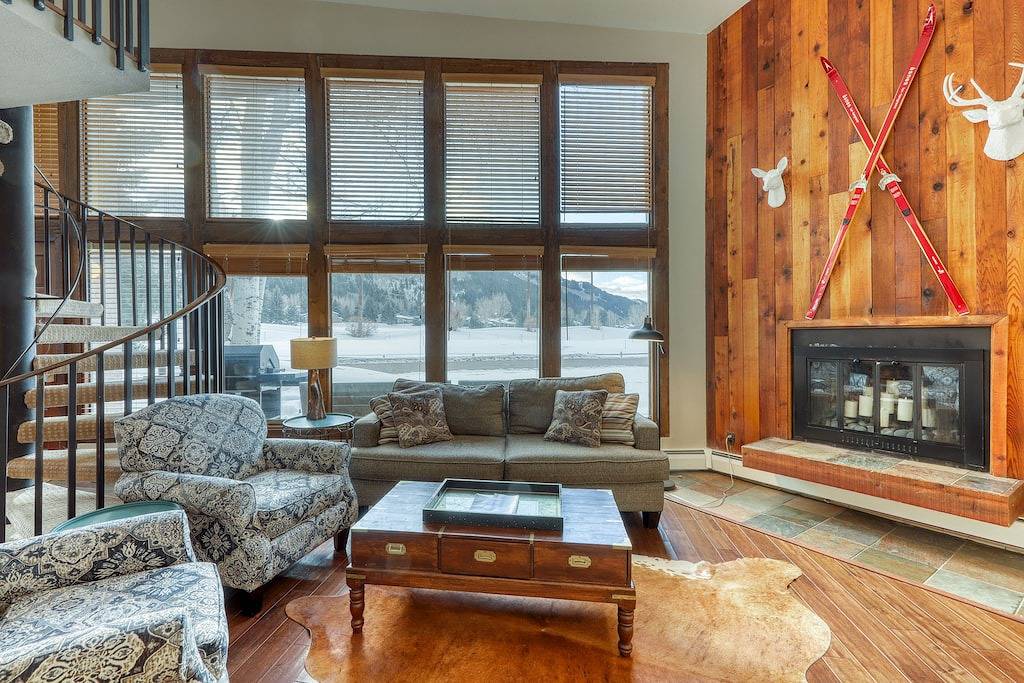 Ganze Wohnung, Verbesserte Wohnung mit großen Fenstern, Golf vor Ort, gemeinsames Tennis und Basketball in Eagle-Vail, Beaver Creek