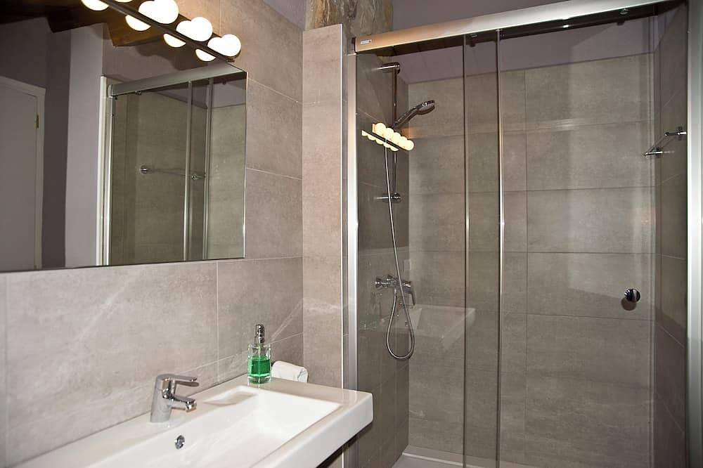 Ven a vivir una experiencia unica en plena naturaleza en La Sala de Biure in Sagás, Provincia de Barcelona