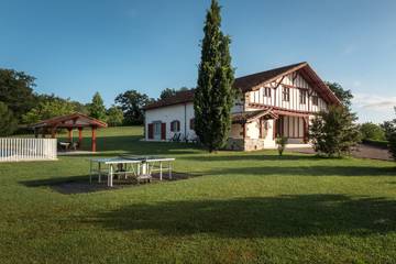 Cottage pour 18 personnes, avec piscine ainsi que jardin et terrasse à La Bastide-Clairence