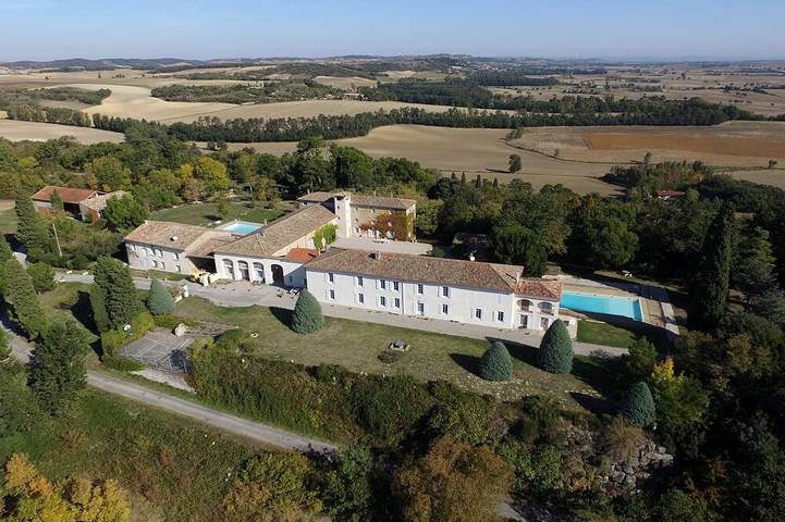 Gîte pour 6 personnes, avec piscine et jardin, animaux acceptés à Airoux