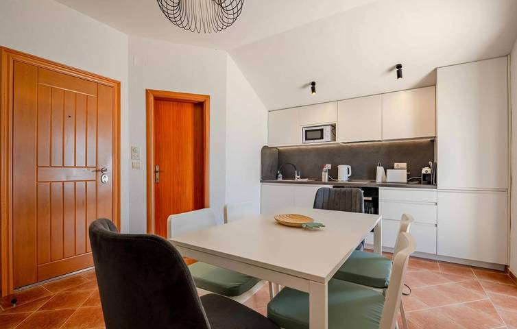 Apartamento vacacional entero, Apartamento de vacaciones para 6 personas con terraza in Municipio de Kotor