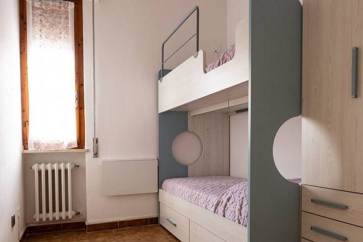 Ganze Wohnung, Cozy apartment of 75 sqm, for 4 people, located on the 1st floor of a building (No lift). The property is located in a strategic position, just 200 meters from the sea and 1 km from the historic centre. A few minutes from the port and the most beautiful in Piombino, Etruskische Küste