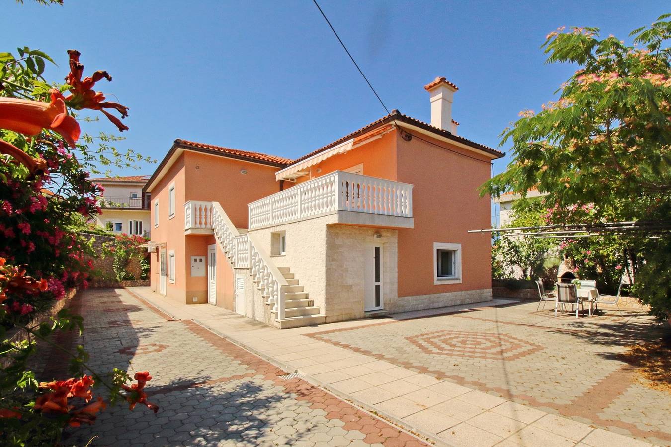 Ganze Wohnung, Apartment Radosna - 370 m vom Meer entfernt, private Terrasse, kostenloser Parkplatz, Erdgeschoss in Silo (Krk), Krk