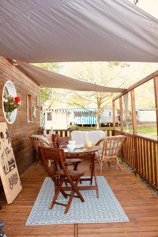 Camping pour 4 personnes, avec bassin pour enfant et jardin ainsi que vue et piscine, adapté aux familles