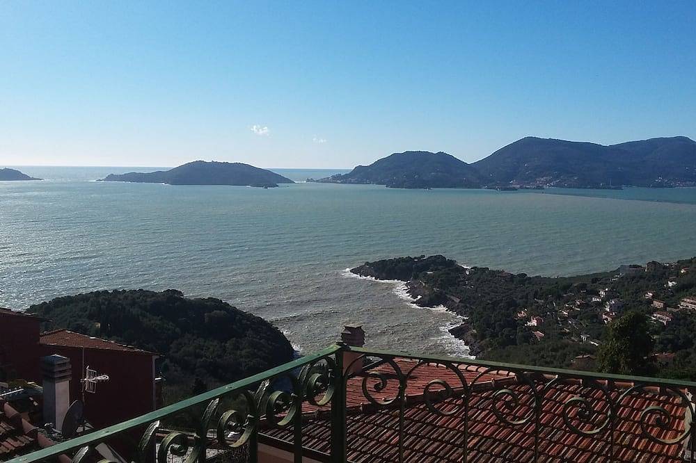 Typical Ligurian terrat with stunning views of the entire Gulf of Poets in Lerici, Lerici Gemeinde