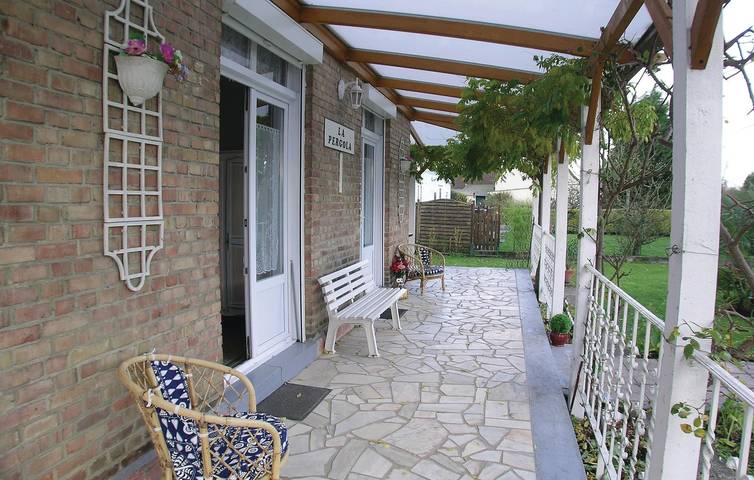 Acogedor apartamento con vistas al jardín y al río in Houlle, Región de Saint-Omer