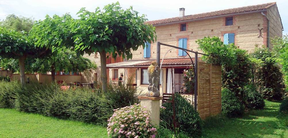 Gîte pour 13 personnes, avec terrasse ainsi que piscine et jardin