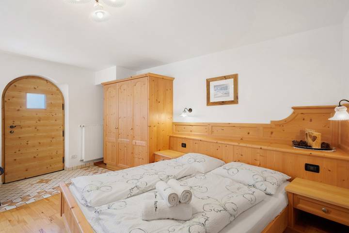 Hel lägenhet, Apartment "Ciasa Mirio Sass" with Mountain View, Wi-Fi & Garden in Rumestluns, Wengen (Italia)
