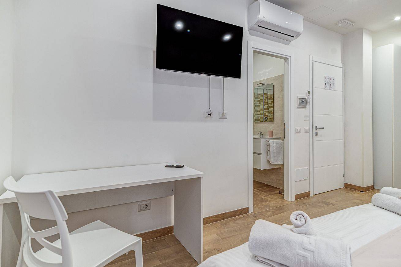 Lovely Rooms - Room 5 by Rentbeat in Civitavecchia, Provincia di Roma