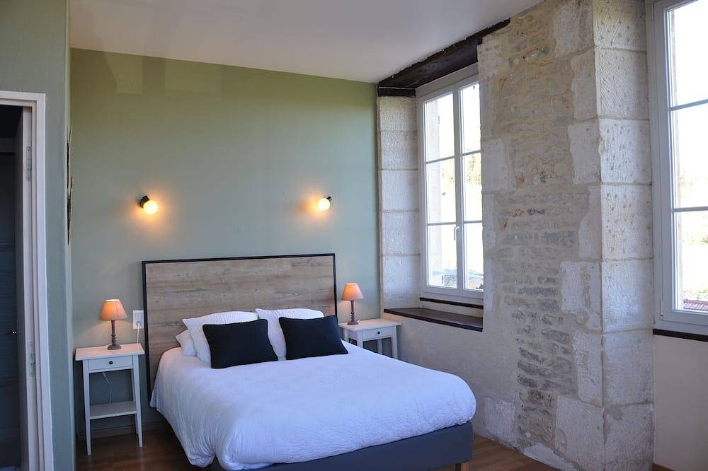Large, charming 30-bed gîte with Spa and plenty of space in Langres, Haute-Marne